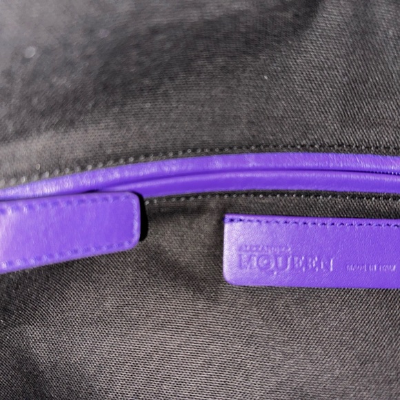 🦄Alexander McQueen Rare color Purple Skull Clutch in Mint Condition. - Picture 4 of 5